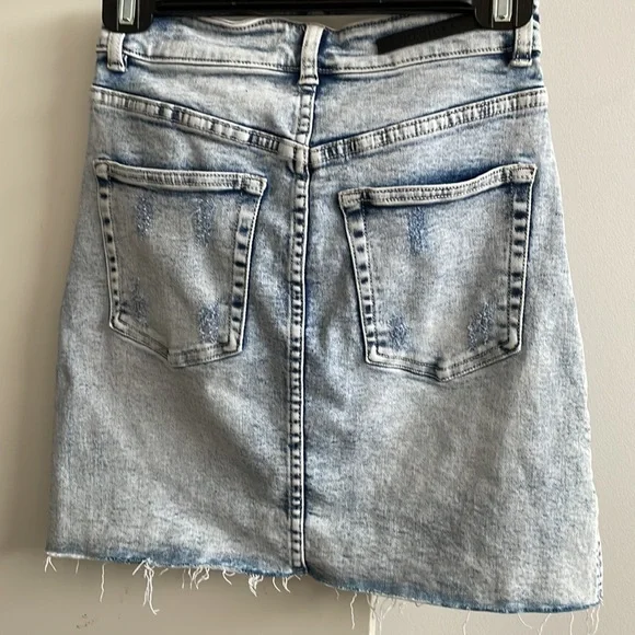 DECJUBA size 6 NEW denim skirt. Has stretch. - Picture 3 of 8